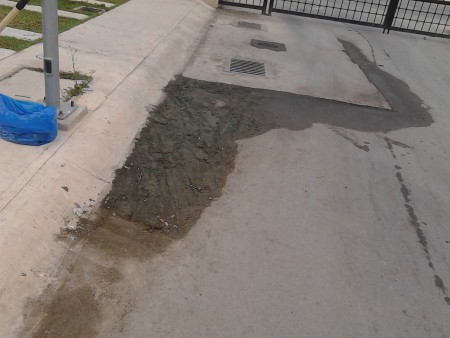 fango por acumulacion de agua en acceso 1