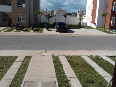 calle y areas verdes limpias